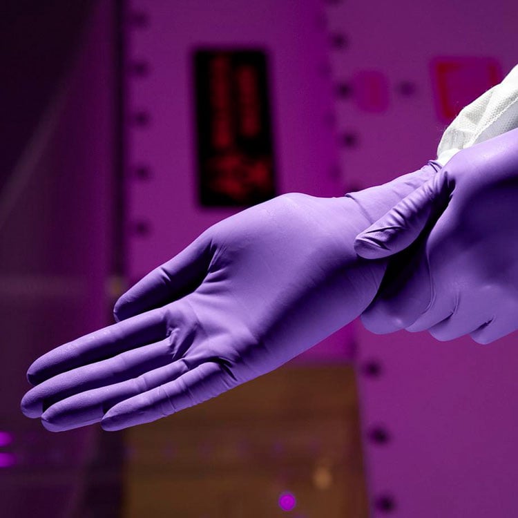 Kimtech™ 55081 Purple Nitrile™ 9.5 in Exam Gloves